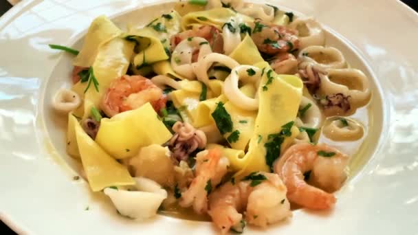 Italské Těstoviny Mořskými Plody Krevety Chobotnice Chobotnice Ručně Vyráběné Nudle — Stock video