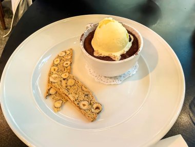 Sıcak çikolatalı kek Gateau Petit ve vanilyalı dondurma beyaz fındıklı bisküvi