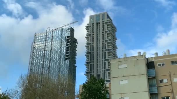 Wolken Zweven Boven Hoogbouw Aanbouw Tijdsverloop — Stockvideo