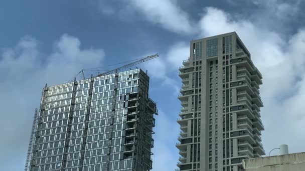 Awan Mengapung Atas Gedung Gedung Bertingkat Tinggi Yang Sedang Dibangun — Stok Video