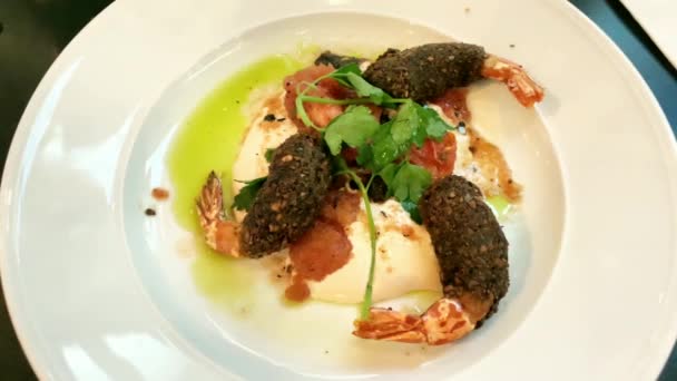 宴会上吃的开胃菜 以色列餐馆里的小吃 虾仁在一个盘上的鹰嘴豆 上面装饰有一小枝欧芹 — 图库视频影像