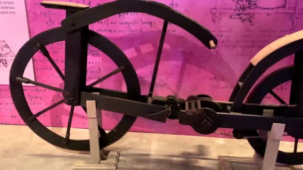 テルアビブ イスラエル 3月6 2019 レオナルド ヴィンチのデザインによる木製自転車のモデルレオナルド ヴィンチの展覧会 500歳 最初のスタートアップの男 — ストック動画