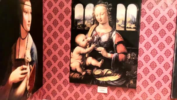 テルアビブ イスラエル 3月6 2019 レオナルド ヴィンチの展覧会でレオナルド ヴィンチの絵画 地雷を持つ女性 カーネーションの聖母 1478 — ストック動画