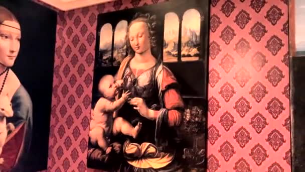 テルアビブ イスラエル 3月6 2019 レオナルド ヴィンチの展覧会でレオナルド ヴィンチの絵画 地雷を持つ女性 カーネーションの聖母 1478 — ストック動画