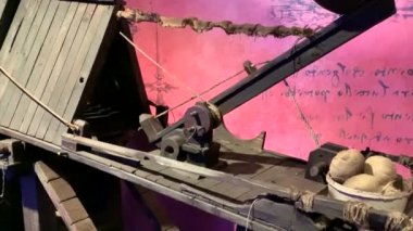 Tel Aviv, İsrail - 6 Mart 2019: Leonardo Da Vinci 'nin Leonardo da Vinchi 500 sergisinde kalelerin kuşatılmasında kullanılan mancınıkla askeri saldırı kulesinin modeli