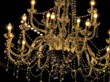 Kristal avize yakın plan fotokopi alanı ile siyah arkaplan