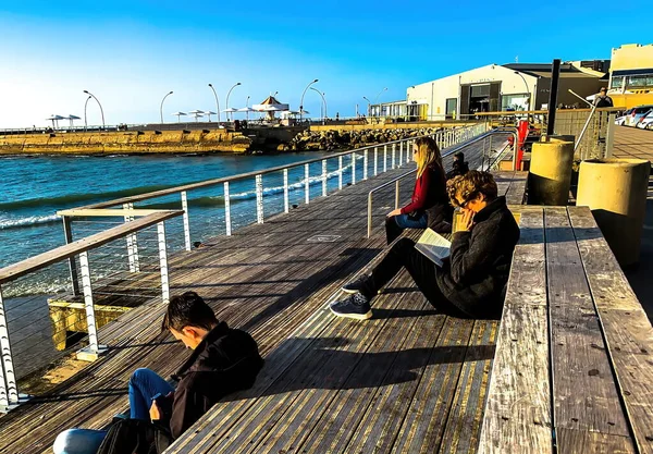 Tel Aviv, İsrail - 6 Mart 2019: Namal Tel Aviv limanında ziyaretçiler. İsrail 'in Akdeniz kıyısındaki Tel Aviv kentinin kuzeybatısında bulunan popüler bir ticaret ve eğlence merkezidir. 4K