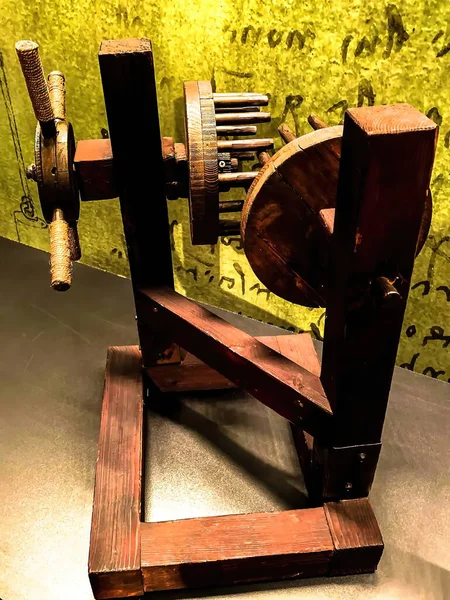 テルアビブ イスラエル 3月6 2019 レオナルド ヴィンチのデザインによる歯車とモーション伝送プロトタイプのモデルレオナルド ヴィンチの展示会 500歳 最初のスタートアップの男 — ストック写真