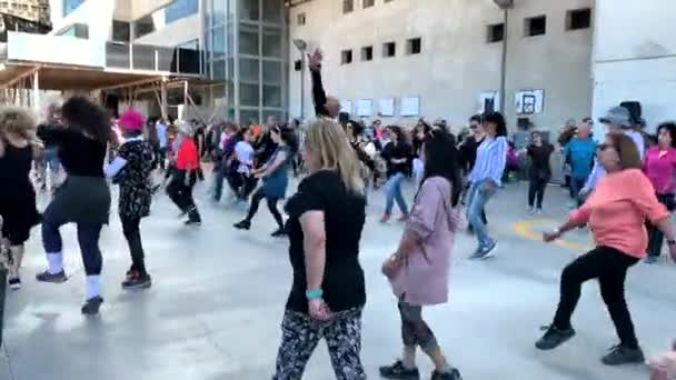 テルアビブ イスラエル 2019年3月9日 ヒルトンビーチでのイスラエル舞踊 毎週土曜日には 一般的なイスラエルの民間伝承を踊るためにあらゆる種類の人々が集まります — ストック動画