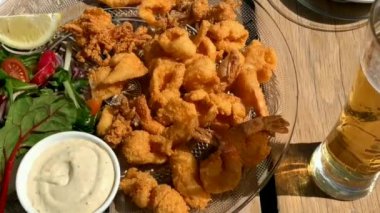 Sahildeki restoranda karides ve kalamarla limon karıştır. Asya usulü. HD