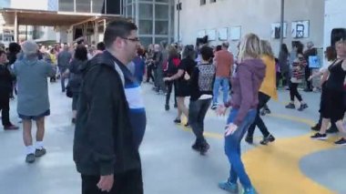 Tel Aviv, İsrail - 09 Mart 2019: İsrailliler Hilton plajında dans ediyor. Her cumartesi her çeşit insan tipik İsrail folklorunu dans etmek için bir araya gelir. 4K