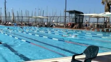Tel Aviv, İsrail. Akdeniz Gordon plajında açık havuzda yüzmek. Ağır çekim. Bulanık görünüm