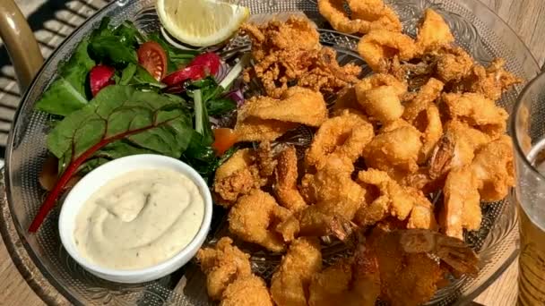 Mescoli Gamberetti Fritti Profondi Calamari Con Erbe Limone Nel Ristorante — Video Stock