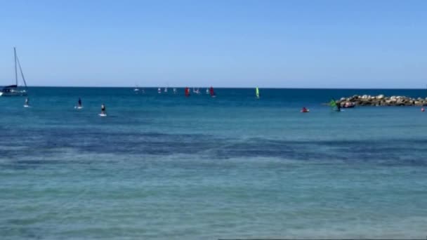 Tel Aviv Israel Medelhavet Yachter Vindsurfing Paddelsurfing Sakta Backarna Dimsyn — Stockvideo