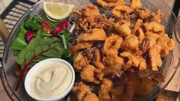 Stir Deep Fried Shrimps Squids Herbs Lemon Beach Restaurant Asian — Stock Video