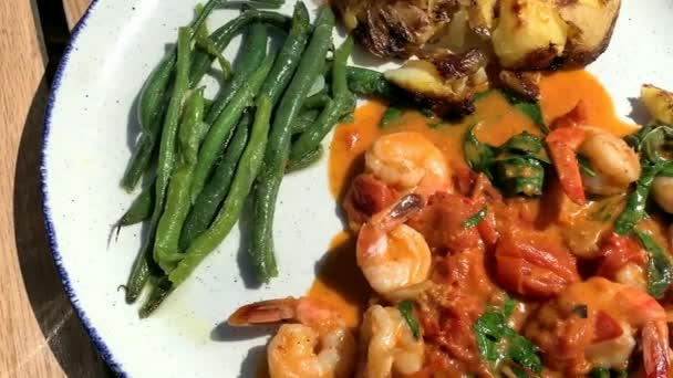 Shrimps Eintopf Sahne Mit Gemüse Basilikumblättern Getrockneten Tomaten Und Knoblauchsoße — Stockvideo