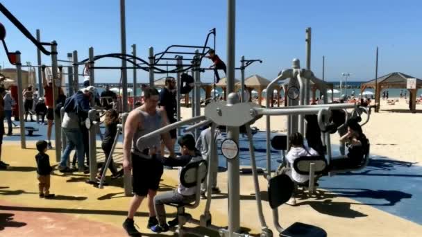 Tel Aviv Israël Maart 2019 Onbekende Mannen Met Kinderen Sporten — Stockvideo