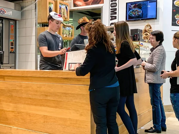 Tel Aviv Izrael Března 2019 Zákazníci Čekají Objednání Pokladní Přepážky — Stock fotografie