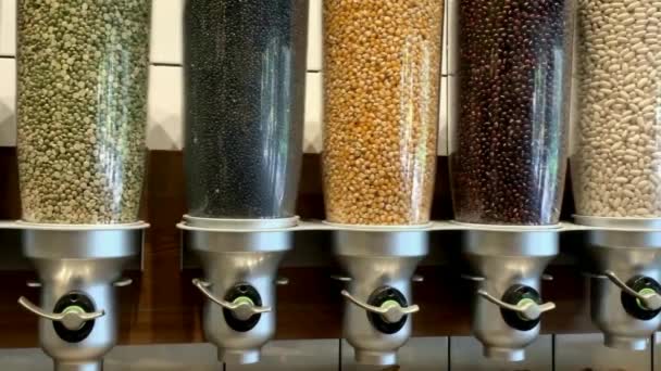 Dispensadores Cereales Que Ofrecen Diversos Tipos Cereales Tienda — Vídeo de stock