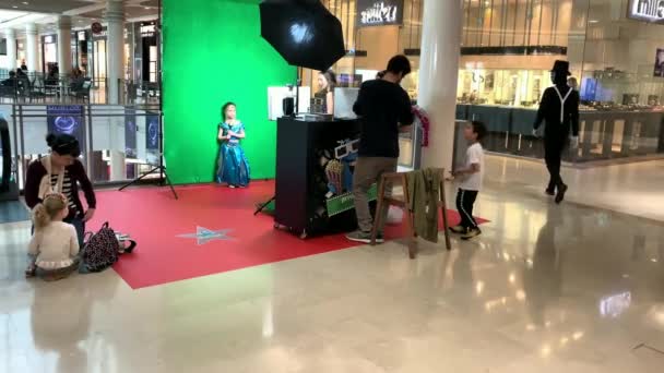 以色列特拉维夫 2019年3月21日 以色列特拉维夫 2019年3月21日 Hanukkah对儿童的乐趣 这个城市的一个大型购物中心 4K的假日摄影 — 图库视频影像