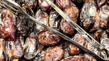 Pazarda ya da markette kurutulmuş meyveler ve metal forseps. hd