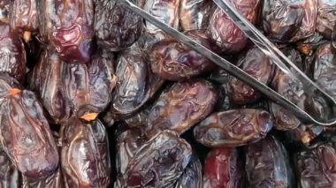 Pazarda ya da markette kurutulmuş meyveler ve metal forseps. hd