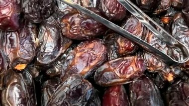 Pazarda ya da markette kurutulmuş meyveler ve metal forseps. 4K