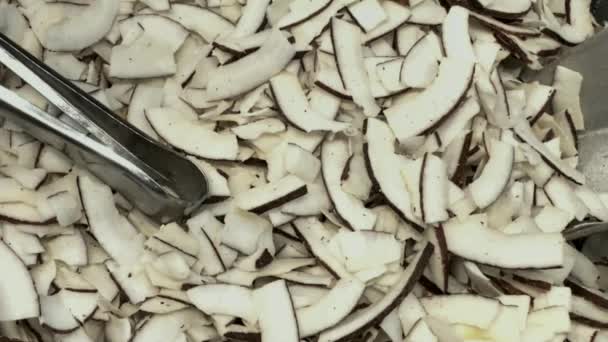 焼きトースト天然薄切りココナッツチップ 白刻んだココナッツドライスライスと背景のテクスチャ — ストック動画