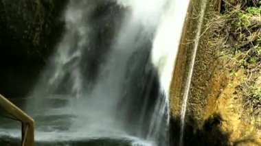 Tanur veya Oven Waterfall (21 metre), İsrail 'in Upper Galilee kentindeki Ayoun Doğa Rezervi' nde. 4K