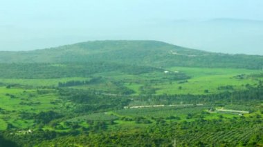 Yukarı Celile tepelerinin Metula kasabasını çevreleyen panoraması. Kuzey İsrail. 4K