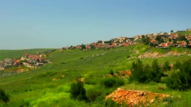 Yukarı Celile tepelerinin Metula kasabasını çevreleyen panoraması. Kuzey İsrail. 4K