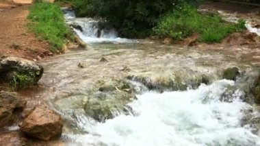 Dağlarda bir dere. 4K