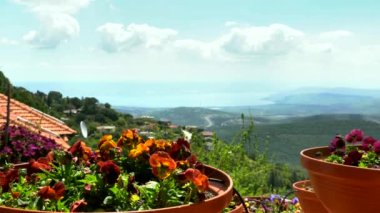 Kinneret Gölü veya Tiberias Denizi veya Celile Denizi 'ni çevreleyen tepelerin tepelerinden Yukarı Celile' nin panoraması. 4K