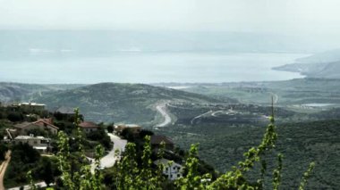 Kinneret Gölü veya Tiberias Denizi veya Celile Denizi 'ni çevreleyen tepelerin tepelerinden Yukarı Celile' nin panoraması. 4K