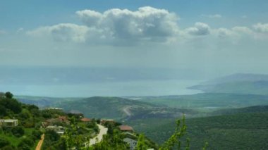 Kinneret Gölü veya Tiberias Denizi veya Celile Denizi 'ni çevreleyen tepelerin tepelerinden Yukarı Celile' nin panoraması. 4K