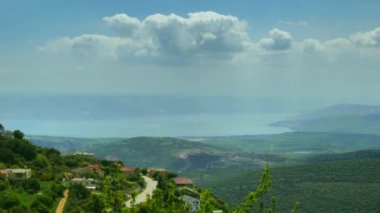 Kinneret Gölü veya Tiberias Denizi veya Celile Denizi 'ni çevreleyen tepelerin tepelerinden Yukarı Celile' nin panoraması. 4K