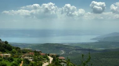 Kinneret Gölü veya Tiberias Denizi veya Celile Denizi 'ni çevreleyen tepelerin tepelerinden Yukarı Celile' nin panoraması. 4K