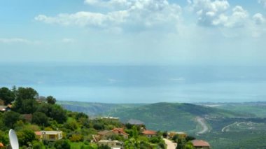 Kinneret Gölü veya Tiberias Denizi veya Celile Denizi 'ni çevreleyen tepelerin tepelerinden Yukarı Celile' nin panoraması. 4K