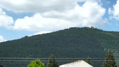 Tabor Dağı (Har Tavor), İsrail 'in Aşağı Celile şehrinde, Celile Denizi' nin 18 kilometre batısındaki Jezreel Vadisi 'nin doğu ucunda yer alır. 4K