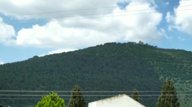 Tabor Dağı (Har Tavor), İsrail 'in Aşağı Celile şehrinde, Celile Denizi' nin 18 kilometre batısındaki Jezreel Vadisi 'nin doğu ucunda yer alır. 4K