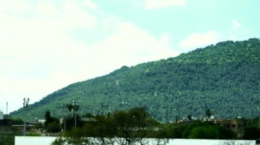 Tabor Dağı (Har Tavor), İsrail 'in Aşağı Celile şehrinde, Celile Denizi' nin 18 kilometre batısındaki Jezreel Vadisi 'nin doğu ucunda yer alır. 4K