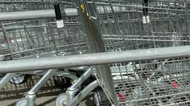 Üst üste yığılmış süpermarket tramvayları. 4K
