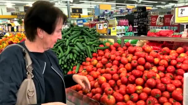 Kiryat Shmona Israel Abril 2019 Mulher Escolhe Tomates Rack Supermercado — Vídeo de Stock