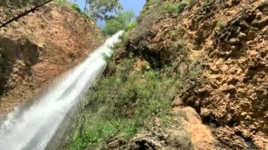 Tanur veya Oven Waterfall (21 metre), İsrail 'in Upper Galilee kentindeki Ayoun Doğa Rezervi' nde. 4K