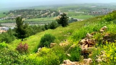 Kinneret Gölü veya Tiberias Denizi veya Celile Denizi 'ni çevreleyen tepelerin tepelerinden Yukarı Celile' nin panoraması. 4K