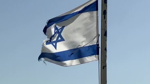 Bandeira Israelita Parcialmente Rasgada Está Acenando Vento Contra Fundo Céu — Vídeo de Stock