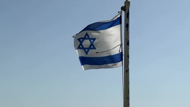 Μερικώς Σχισμένη Ισραηλινή Σημαία Κυματίζει Στον Άνεμο Φόντο Τον Γαλάζιο — Αρχείο Βίντεο