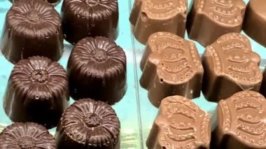 Küçük bir dükkan ve kafe tezgahında farklı türde şekerleme ve şekerleme. 4K