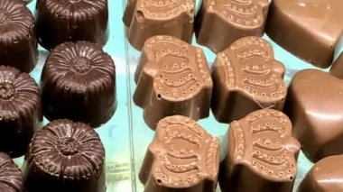 Küçük bir dükkan ve kafe tezgahında farklı türde şekerleme ve şekerleme. 4K
