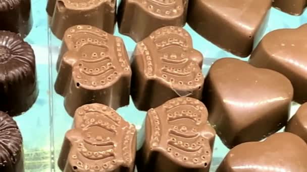Verschiedene Arten Von Schokoladenbonbons Und Süßigkeiten Auf Der Theke Eines — Stockvideo